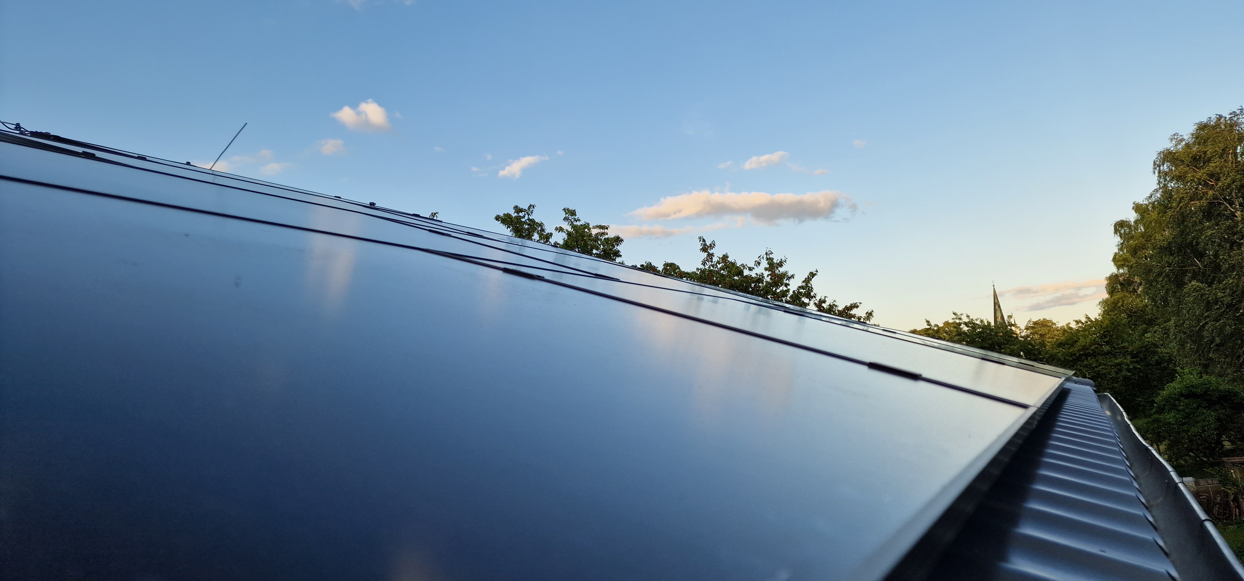 Fotovoltaické panely na střeše, realizace RacingEnergy