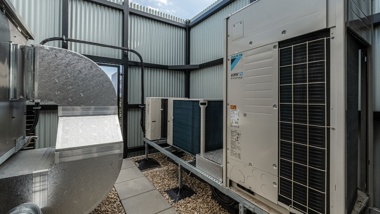 Venkovní jednotka Daikin VRV na střeše komerční budovy